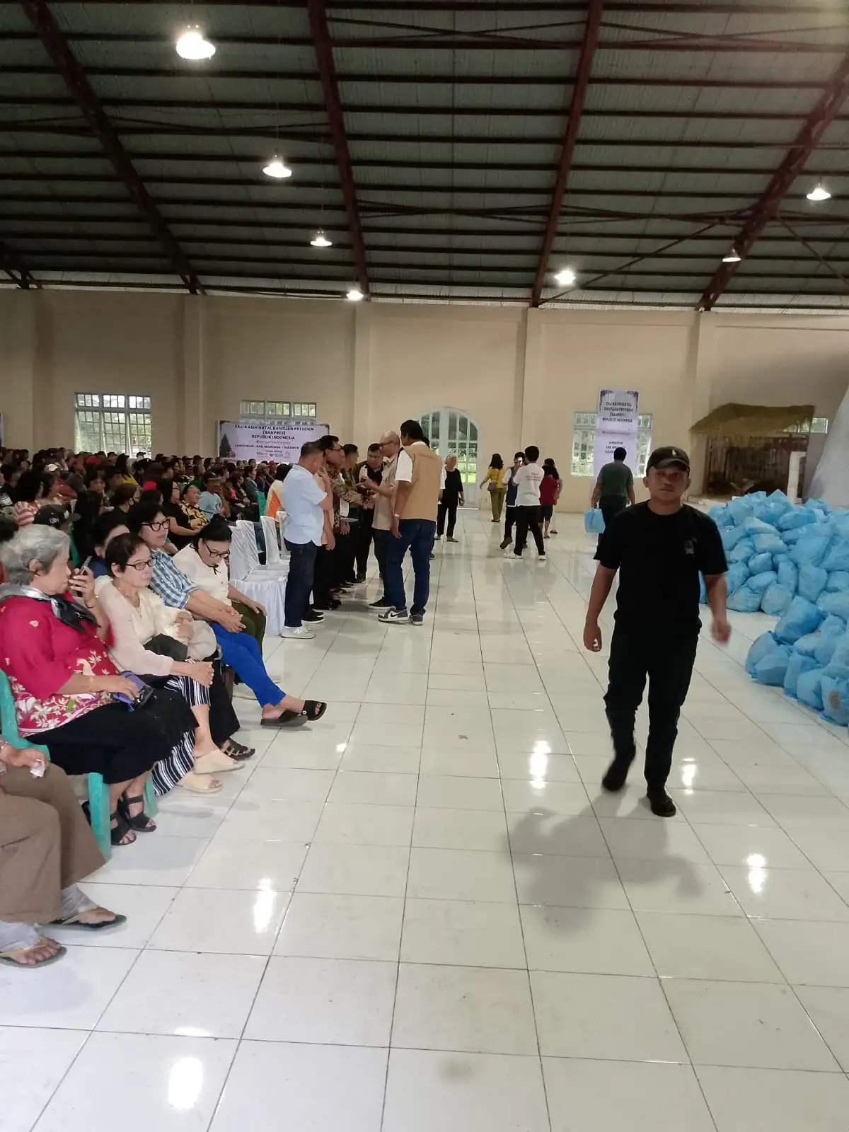 Polsek Langowan Barat Pastikan Aman Penyaluran 2.000 Paket Sembako Presiden RI